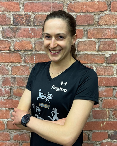 Regina, Physiotherapeutin und Hybridathletin, coacht Lauftechnik im Club.