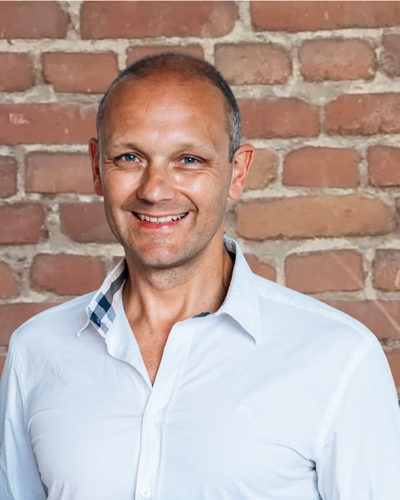 Alex, Headcoach und Inhaber von Mein CLUB Burghausen, leitet das Training und die Ernährungsbetreuung.