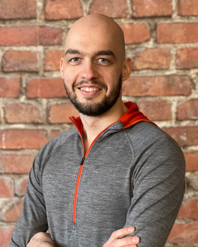 Tom, Functional Fitness Coach, erklärt Beweglichkeitstraining im Club.