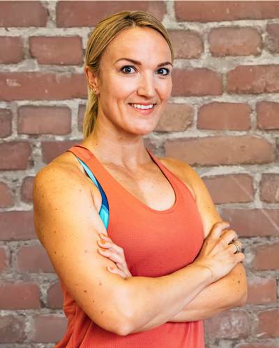 Sara, Functional Fitness und Hyrox Trainerin, strahlt Motivation und Power aus.