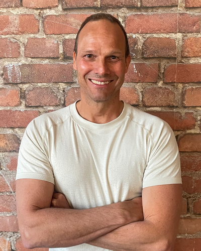 Mirco, Trainer für Yoga und Calisthenics, zeigt ruhige Stärke und Balance.