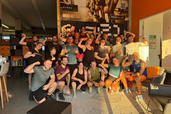 Gruppenfoto der Community von Mein CLUB Burghausen im Functional Training Studio – Mitglieder posieren nach dem Training