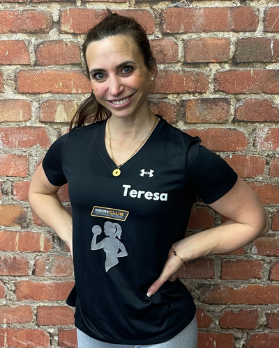 Teresa, Bodybuilderin und Functional Trainerin, strahlt Energie und Motivation aus.