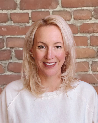 Andrea, Studioleitung und Inhaberin von Mein CLUB Burghausen, mit herzlicher Ausstrahlung.