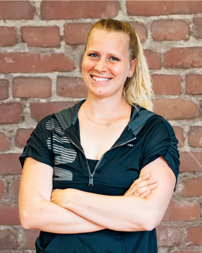 Sarah, Trainerin der ersten Stunde, strahlt Lebensfreude beim Training aus.